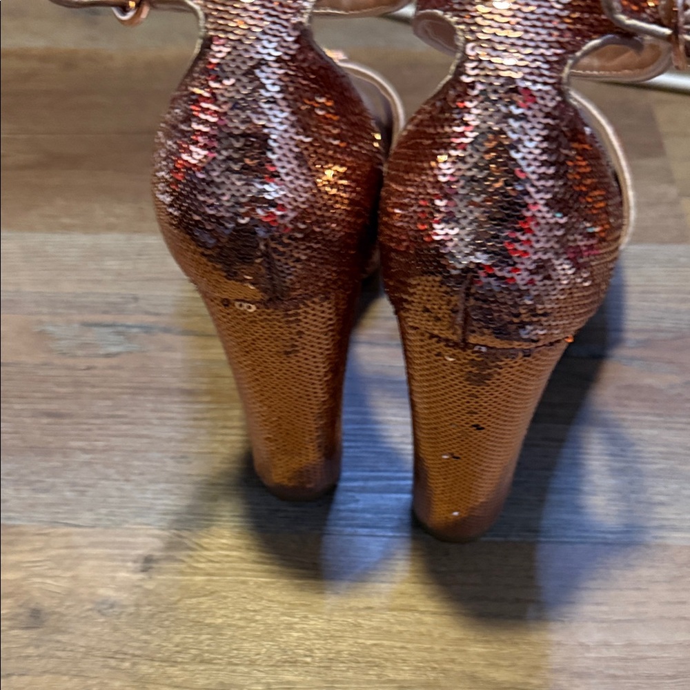 Guess Women's Metallic Rose Heels - Picture 8 of 15